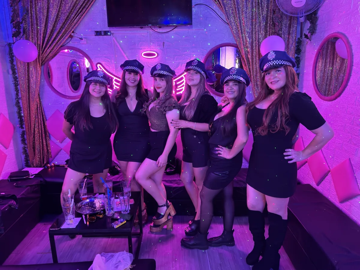 Cotillon de gorras de policia en una despedida de soltera