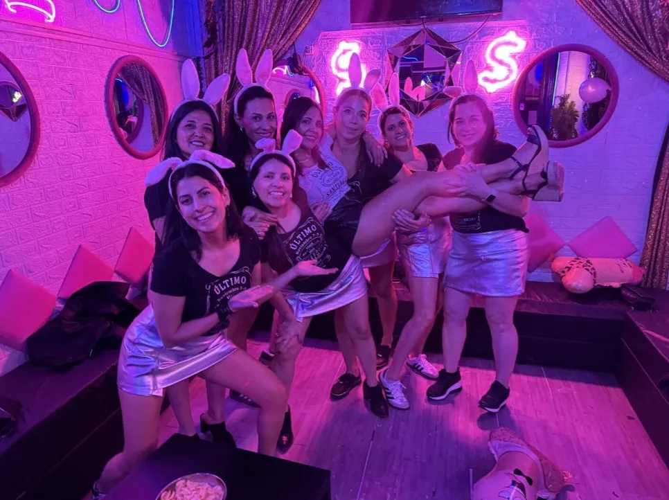 Interior Club de Princesas Santiago neones rosa