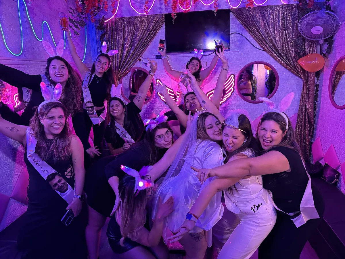 Novia con banda rodeada de sus amigas en Club de Princesas