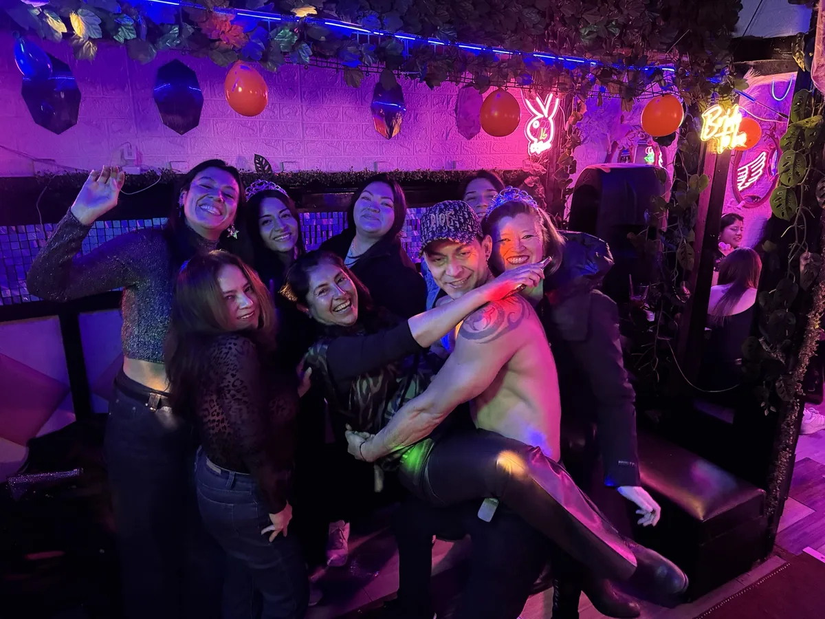 Vedetto cargando a una invitada durante el show de despedida de soltera